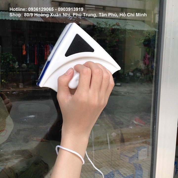 Cách lau sạch cửa kính chung cư không cần trèo ra ngoài