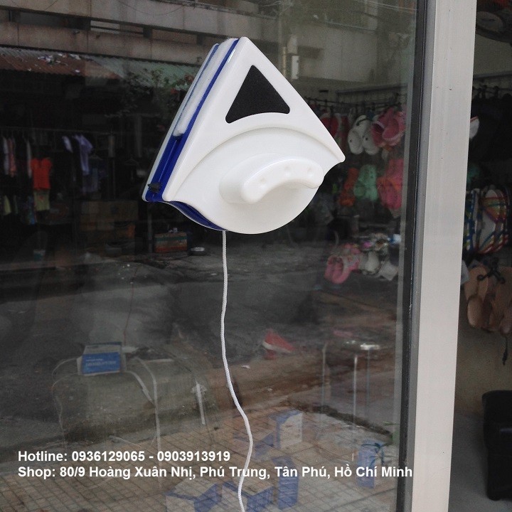 Cách lau sạch cửa kính chung cư không cần trèo ra ngoài - 2