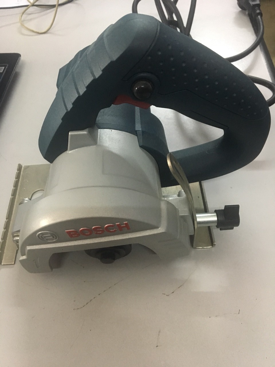 Máy cắt đá hoa cương Bosch GDM 121