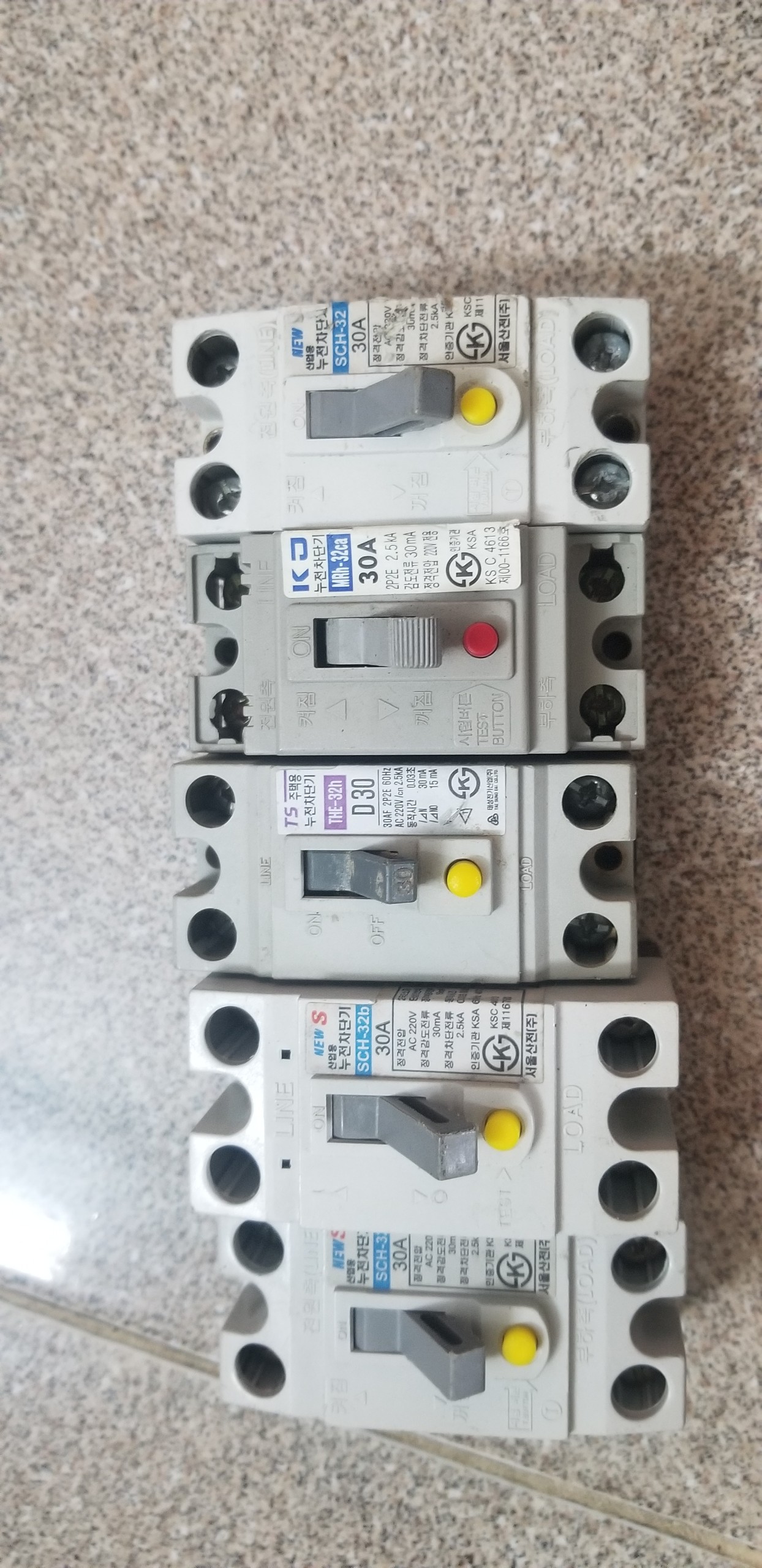 Aptomat cb chống giật 15,20,30A dòng rò 30ma hàng bãi (Mã SP: CBCG COC)
