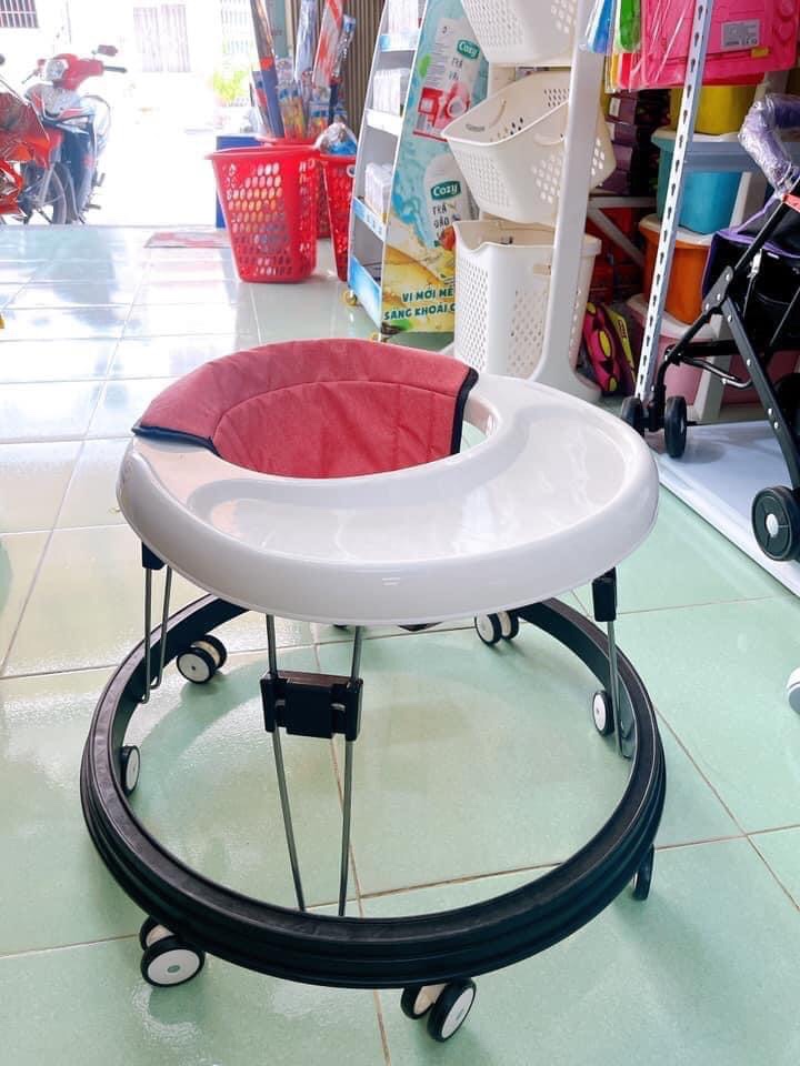 XE TRÒN TẬP ĐI Cho be Xe được làm từ chất liệu nhựa và vải may an toàn không gây độc hại, tuyệt đối an toàn cho sức khỏe của trẻ nhỏ.- Thiết kê khung xe rộng, hình tròn, chịu lực tốt, tránh cho bé không bị va gót chân vào khi tập đi, bé (Mã SP: 1565_114300184)