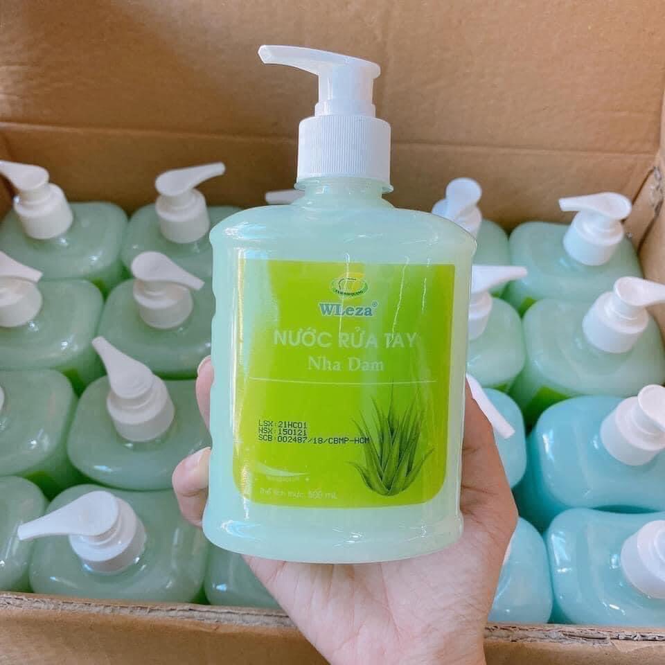 NƯỚC RỬA TAY WLEZA 39k /1 chai 500ml Hương : Lavender / Nha Đam / Đào / Trà xanh Nước Rửa Tay WLEZA giúp làm sạch diệt khuẩn và giữ ẩm cho da, đồng thời lưu lại hương thơm cho da tay của bạn. Sản phẩm chứa tinh dầu Jojoba và Vitami (Mã SP: 4077_114300142)