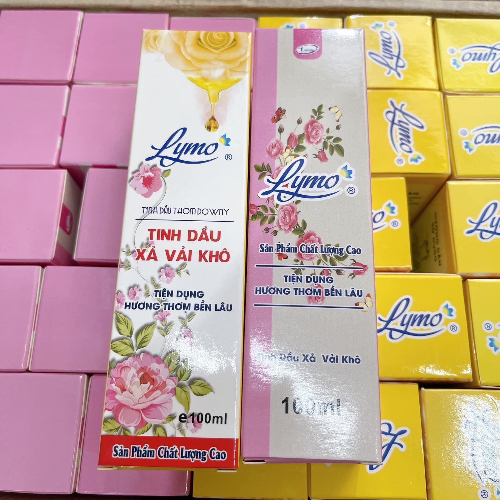 TINH DẦU XỊT XẢ VẢI KHÔ LYMO 32k/1 chai Nước xả vải khô hương nước hoa LYMO - Tiện dụng, lưu giữ mùi thơm bền lâu cả ngày dài!Với những đặc tính ưu việt như:Không cần xả lại với nướcAn toàn tuyệt đối không gây hại cho sức khoẻ (Mã SP: 2609_114438904)