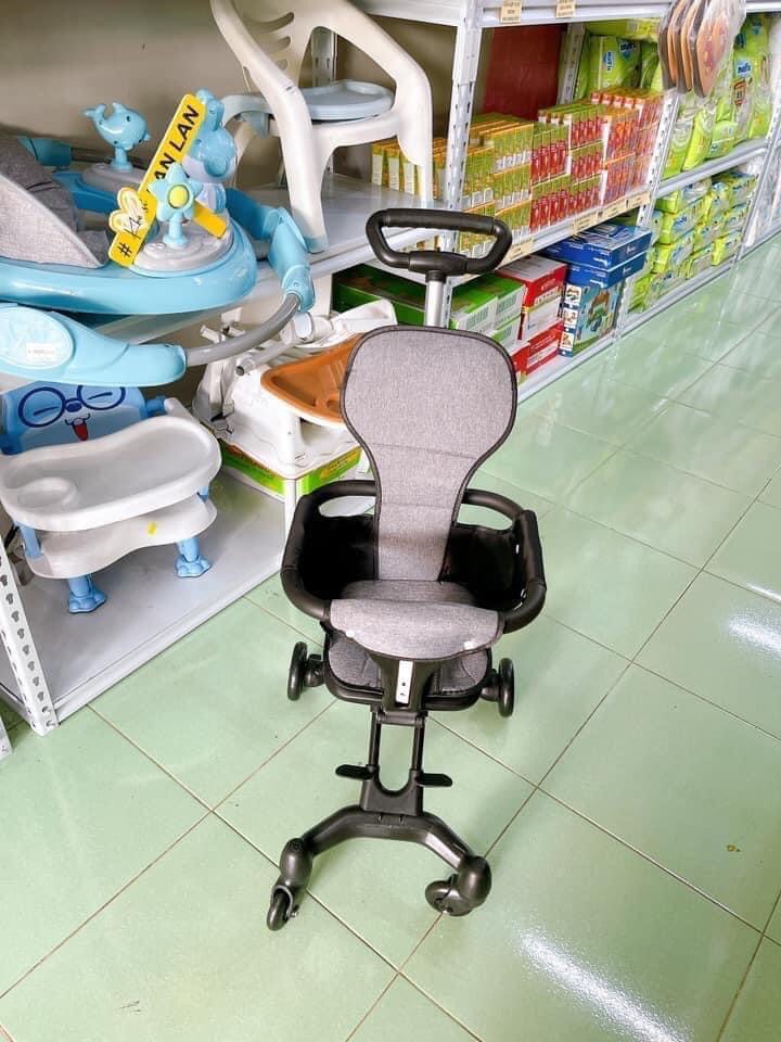 XE ĐẨY GẤP GỌN XOAY CHIỀU - DÒNG XE CẢI TIẾN CAO CẤP 379k/ chiếc Thiết kế tay vịn có đệm bọc bằng da. Khung xe làm bằng hợp kim và sơn tĩnh điện. Khoang chỗ ngồi rộng với thành tựa cao giúp bé ngồi thoải mái Xe được trang bị hệ thống dâ (Mã SP: 178_116015898)