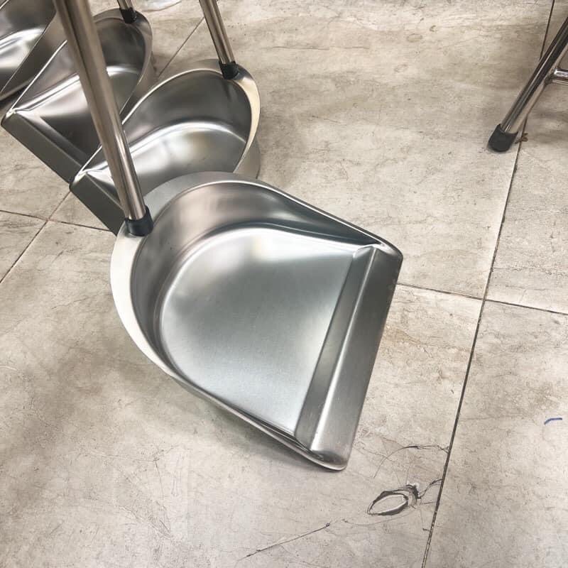 KI HỐT RÁC cán dài 70cm 55k / cái- Ky hốt rác được thiết kế với cán là inox cao cấp,sáng bóng,chống gỉ sét.Đế hốt được làm bằng tôn dập nguyên khối nên có độ bền cao, hốt dễ dàng, tiện lợi.- Đầu cán được làm bằng nhựa có sẵn lỗ treo gọn gàng (Mã SP: 4274_116209047)