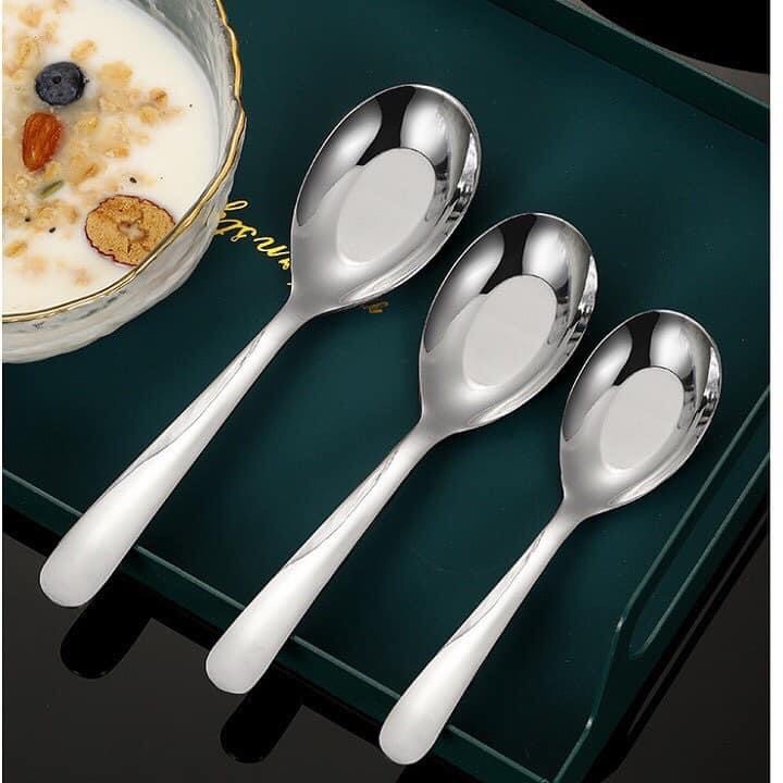 MUỖNG SÚP VUÔNG INOX 304 size 15cm size 17cm size 19cm Thông tin sản phẩm Thìa là một dụng cụ không thể thiếu trong mỗi bữa ăn mỗi gia đình (Mã SP: 1033_116209006)