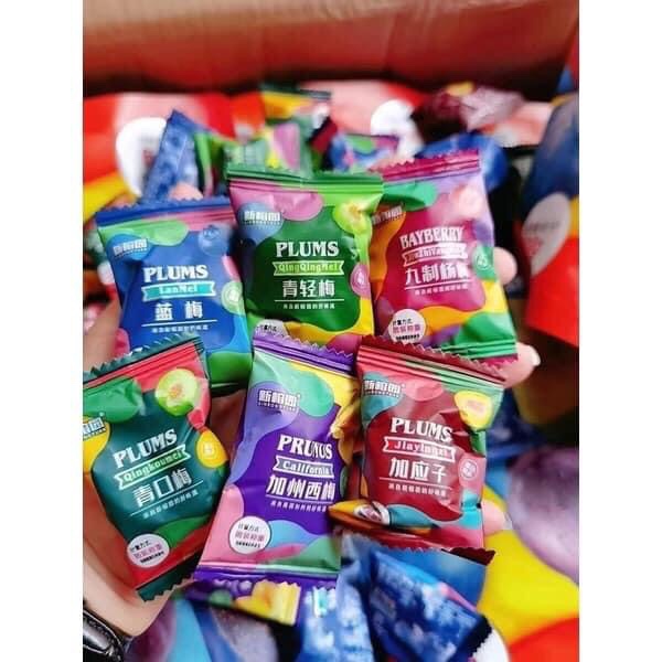 Ô MAI MIX 6 VỊ 60k/ bịch 500g Ô MAI mix 6 VỊ PLUMS Là một người yêu ăn vặt chắc hẳn bạn không còn lạ gì những viên ô mai chua chua ngọt ngọt, đến với shop bạn sẽ còn được thưởng thức ô mai của nhãn hiệu ô mai (Mã SP: 1193_116226018)