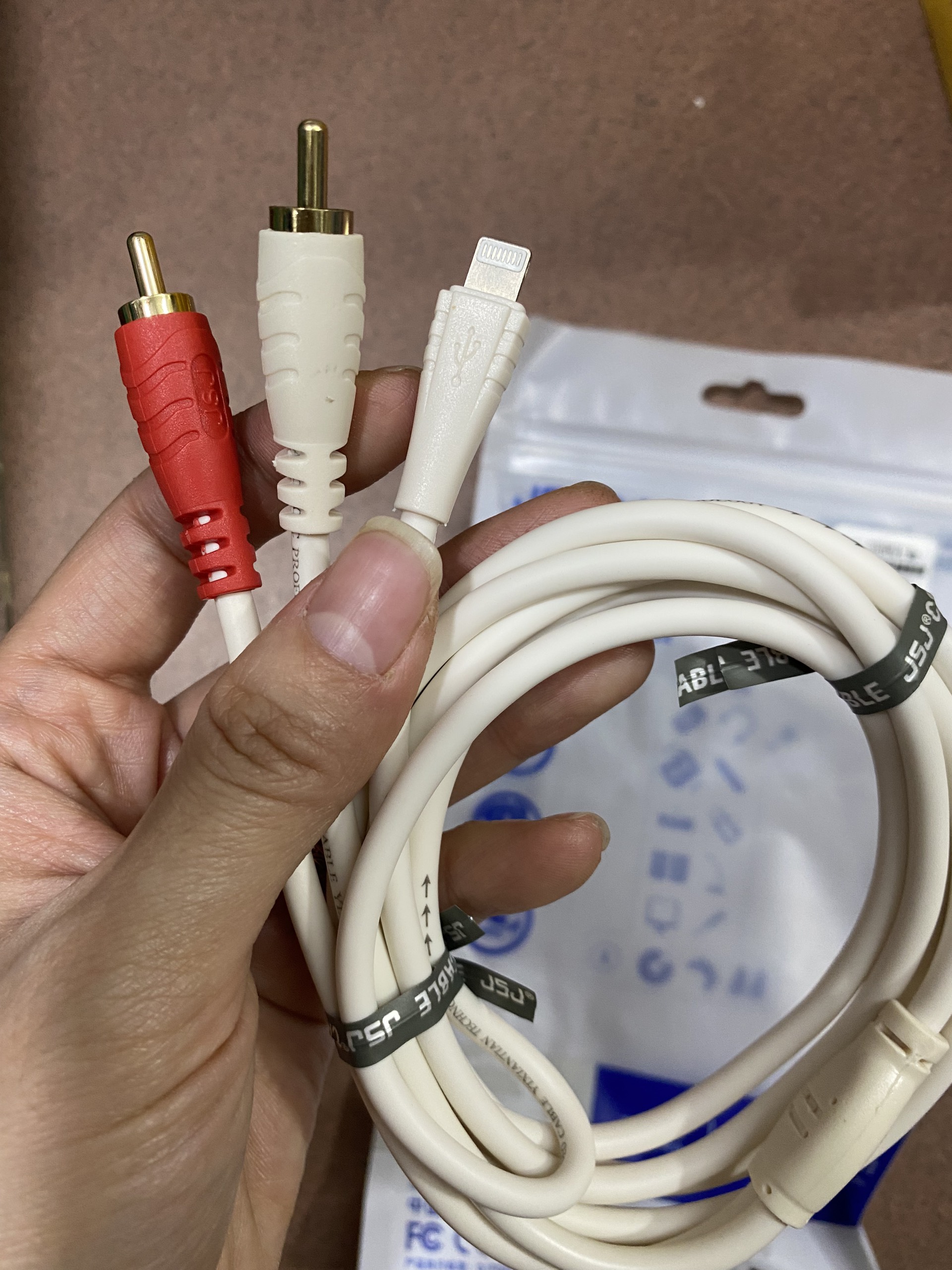 Dây cáp âm thanh từ iPhone ra loa/ Cáp lighting ra AV 1.8m sử dụng điện thoại kết nối với âm ly (Mã SP: 3249_116296392)