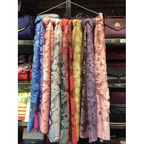 Khăn lụa choàng cổ nữ