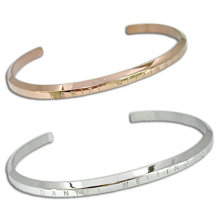 Vòng tay khắc chữ Daniel Wellington.