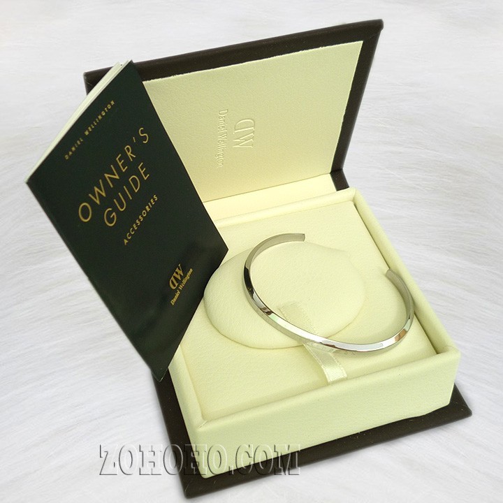 Vòng tay khắc chữ Daniel Wellington. - 2