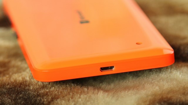 Cổng sạc micro USB nằm dưới thân máy