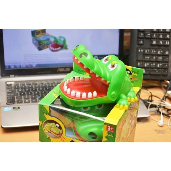 Cá sấu cắn tay cực vui nhộn cho bé