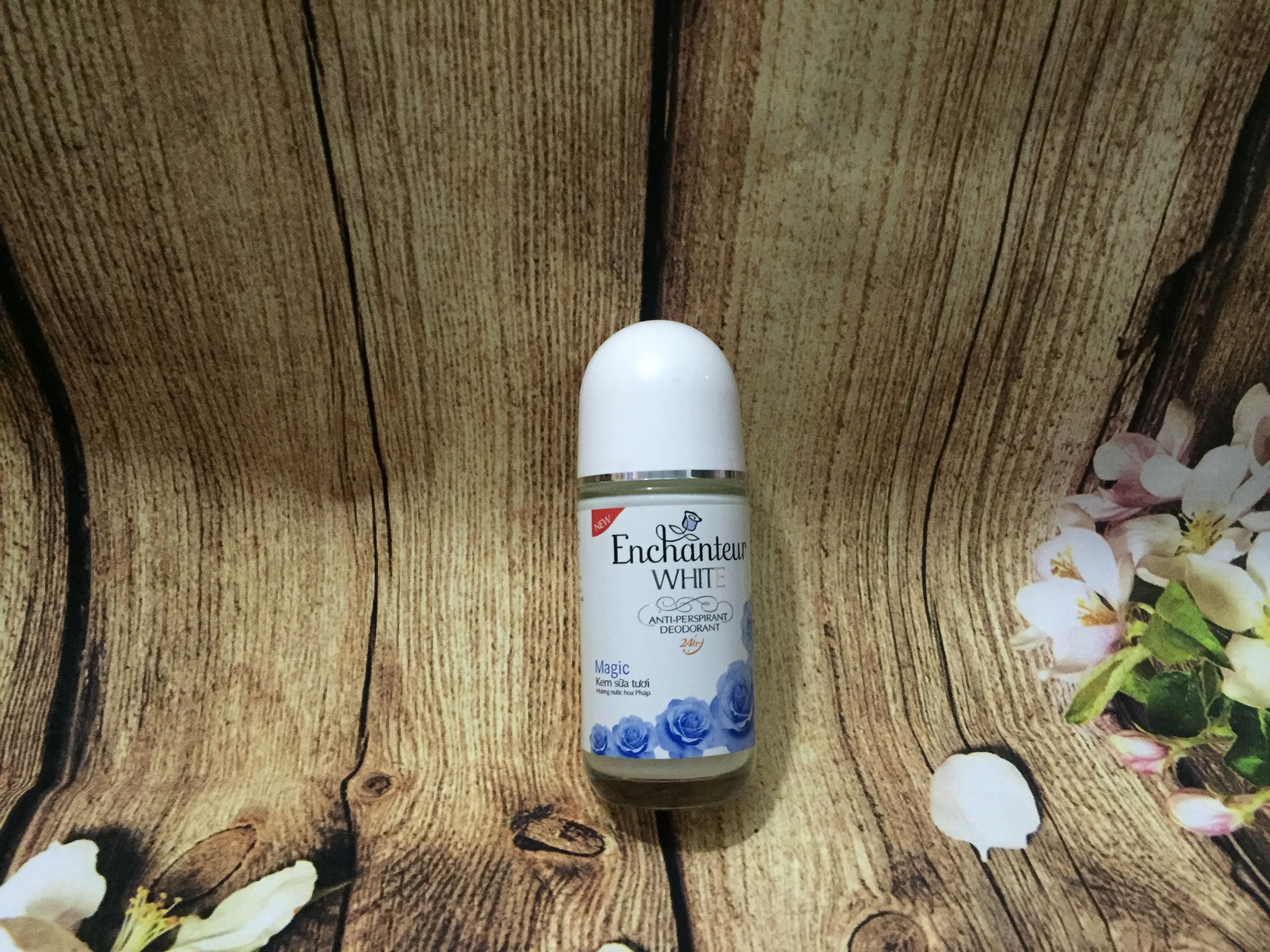 Lăn khử mùi trắng da Enchanteur White Magic 50ml