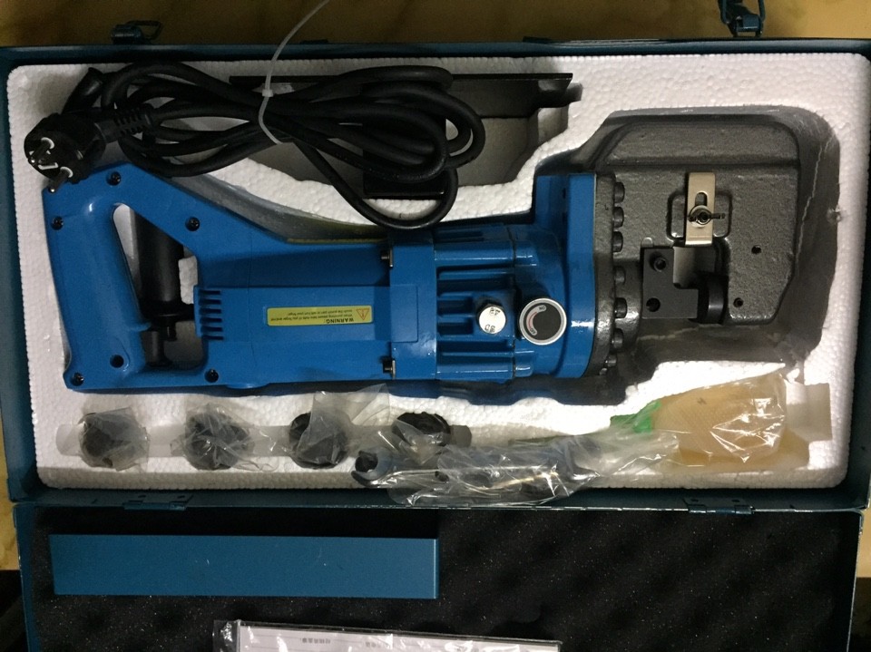 Máy đột lỗ  thủy lực  chạy điện cầm tay MHP20