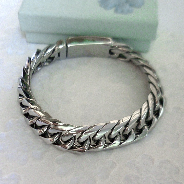 Lắc đeo tay inox dành cho nam.