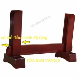 Giá đỡ khung hình thờ bằng gỗ. Có thể điều chỉnh kích thước theo chiều ngang, phù hợp với khung ảnh sẵn có.