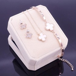 Bộ trang sức cỏ bốn lá Bộ trang sức cỏ bốn lá