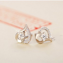 Khuyên tai nữ kiểu dáng trái tim đính đá trẻ trung xinh xắn - Trang sức bạc S925 Khuyên tai nữ kiểu dáng trái tim đính đá trẻ trung xinh xắn - Trang sức bạc S925
