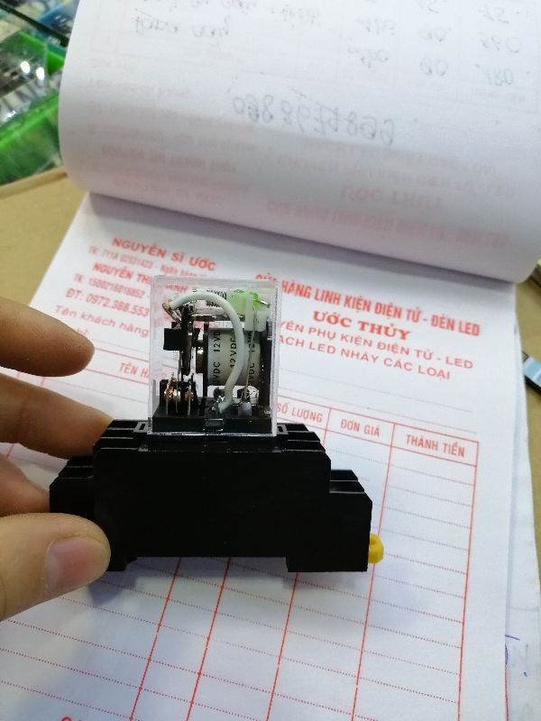 1 bộ rơ le và đế 12v 8 chân to
