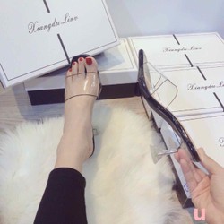 Dép cao gót guốc nữ để trong tam giác