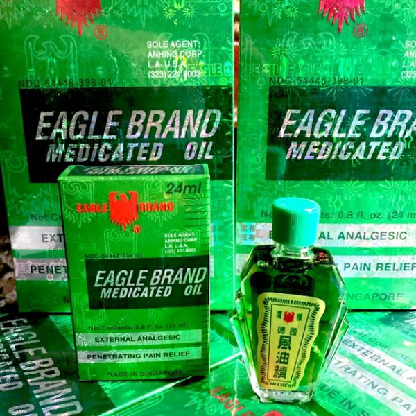 Hình ảnh Dầu gió Eagle Brand Medicated Oil của Singapore