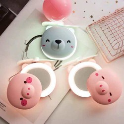 >> SO SÁNH GIÁ QUẠT TÍCH ĐIỆN MINI HÌNH THÚ DỄ THƯƠNG CÓ ĐÈN LED VÀ GƯƠNG SOI (MẪU NGẪU NHIÊN) | Shopee Lazada Sendo Tiki | Nên mua ở đâu rẻ nhất 18 Quạt tích điện mini hình thú dễ thương có đèn LED và Gương soi (Mẫu ngẫu nhiên) - Quạt Mini Tích Điện