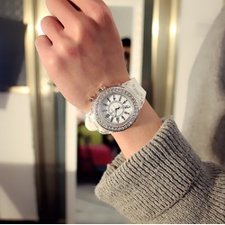 Đồng hồ phát sáng thạch anh