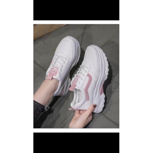 Giày thể thao nữ đẹp năm 2021