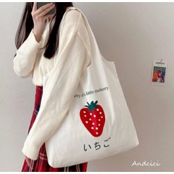 Túi tote cho nữ in hình trái dâu đỏ.