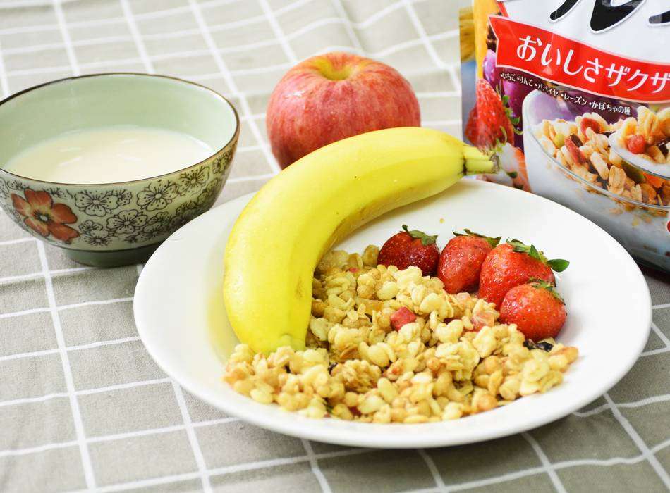 Ngũ cốc Calbee đỏ Ăn Kiêng Giảm Cân Nhật Bản trái cây dùng ăn sáng (750/800G)