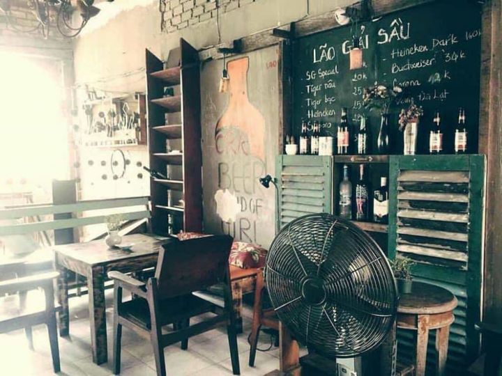 Tôi đang ngồi bên một chú gấu bông, máy tính, cafe sữa đá nơi quán quen hay lui tới. Tông xanh –...