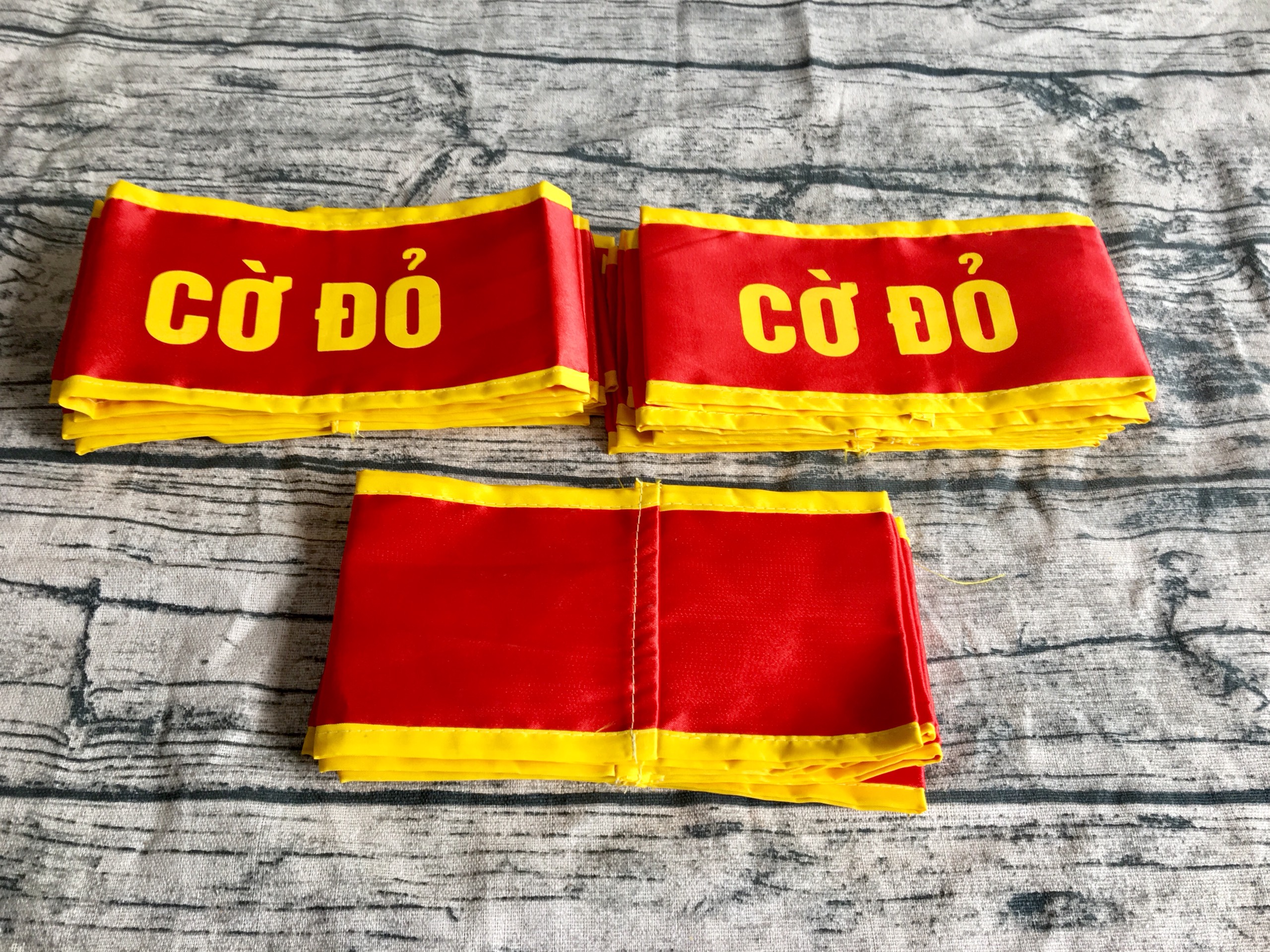 Băng đeo sao đỏ cờ đỏ