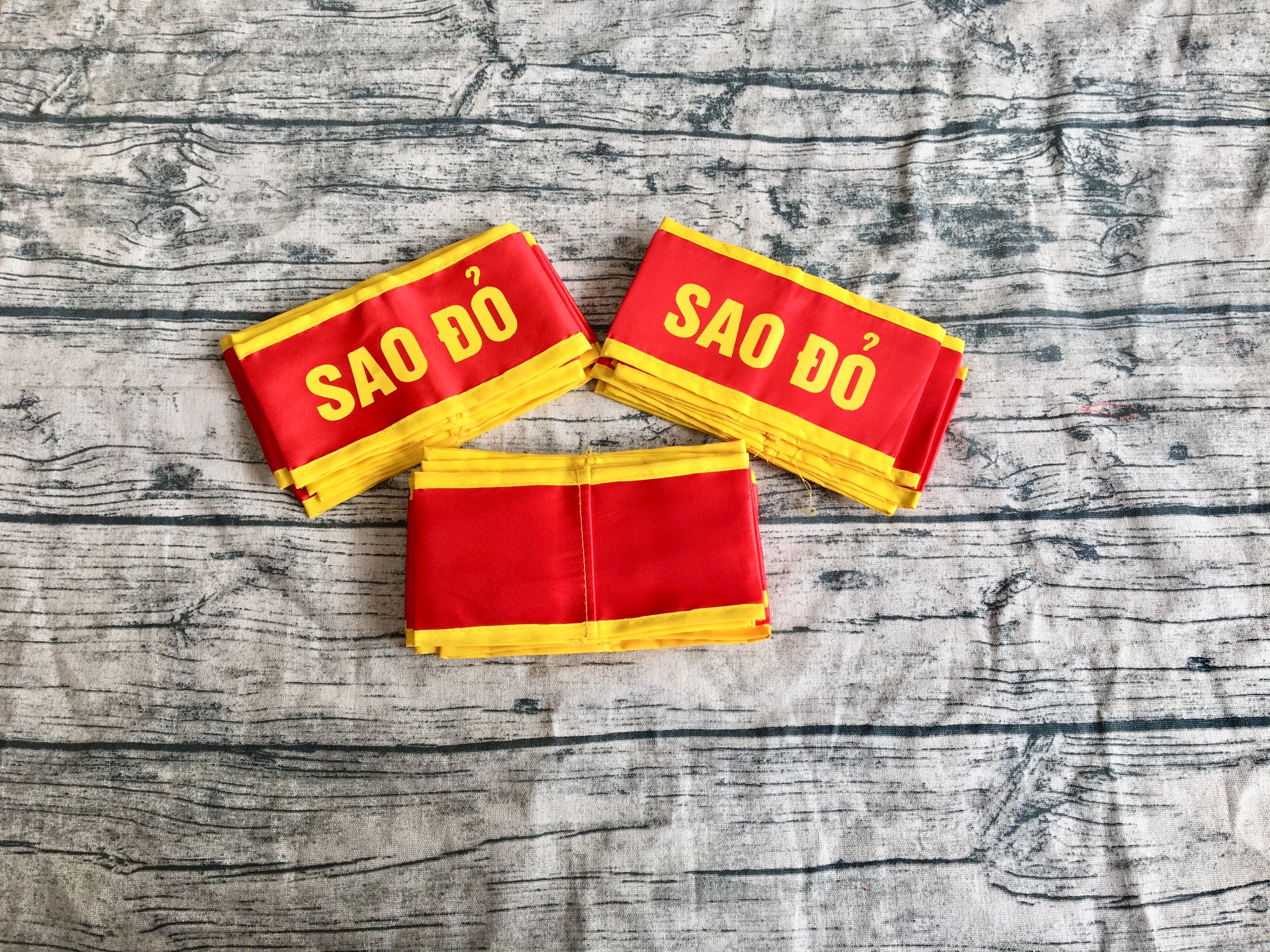 Băng đeo sao đỏ cờ đỏ