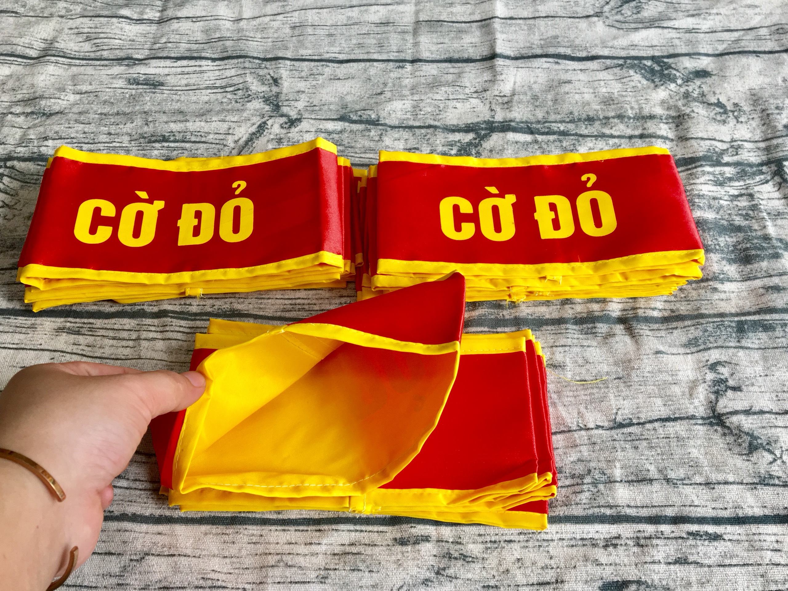 Băng đeo sao đỏ cờ đỏ