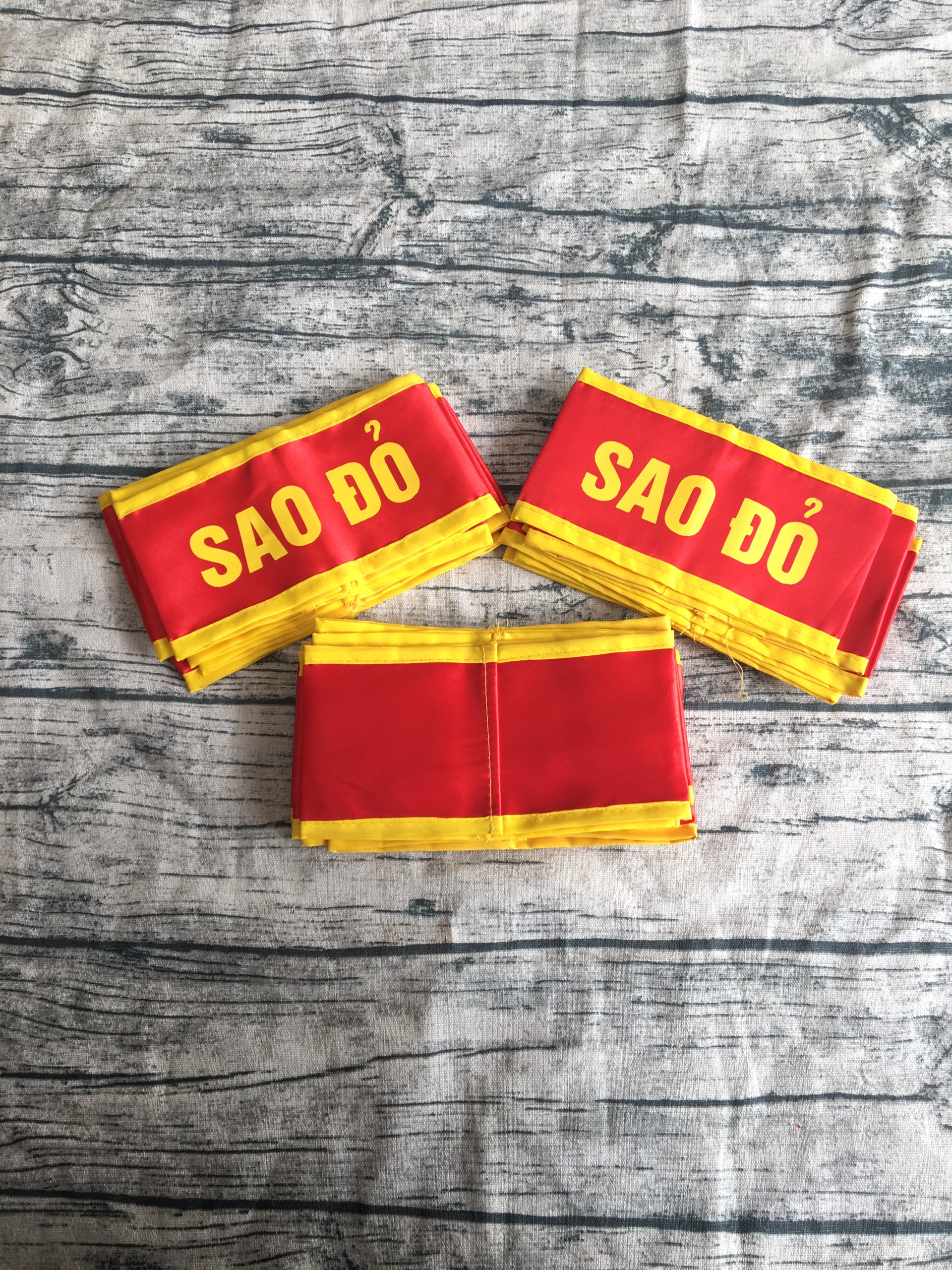 Băng đeo sao đỏ cờ đỏ