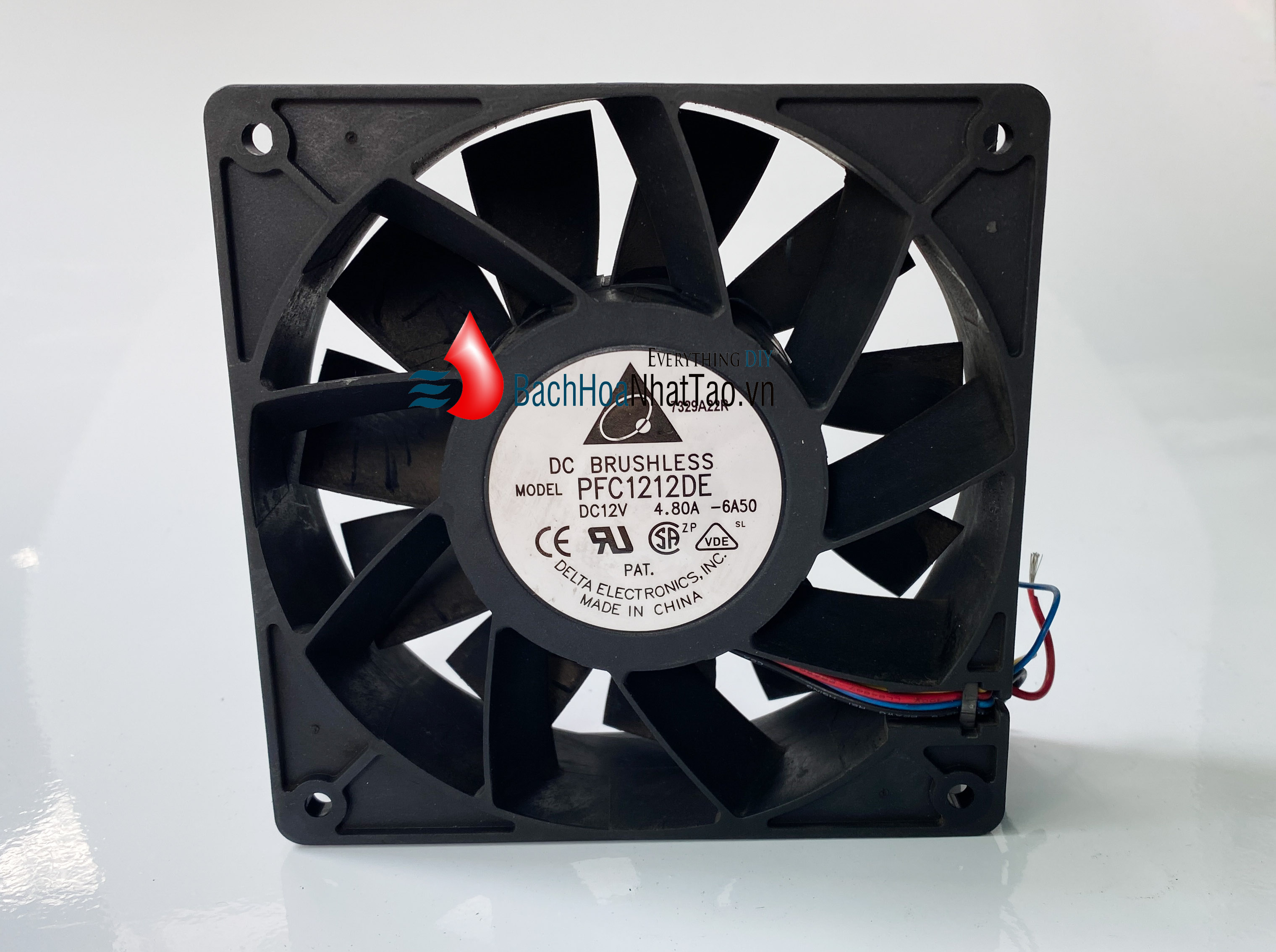 Quạt DC Brushless 12v -12 cm vuông