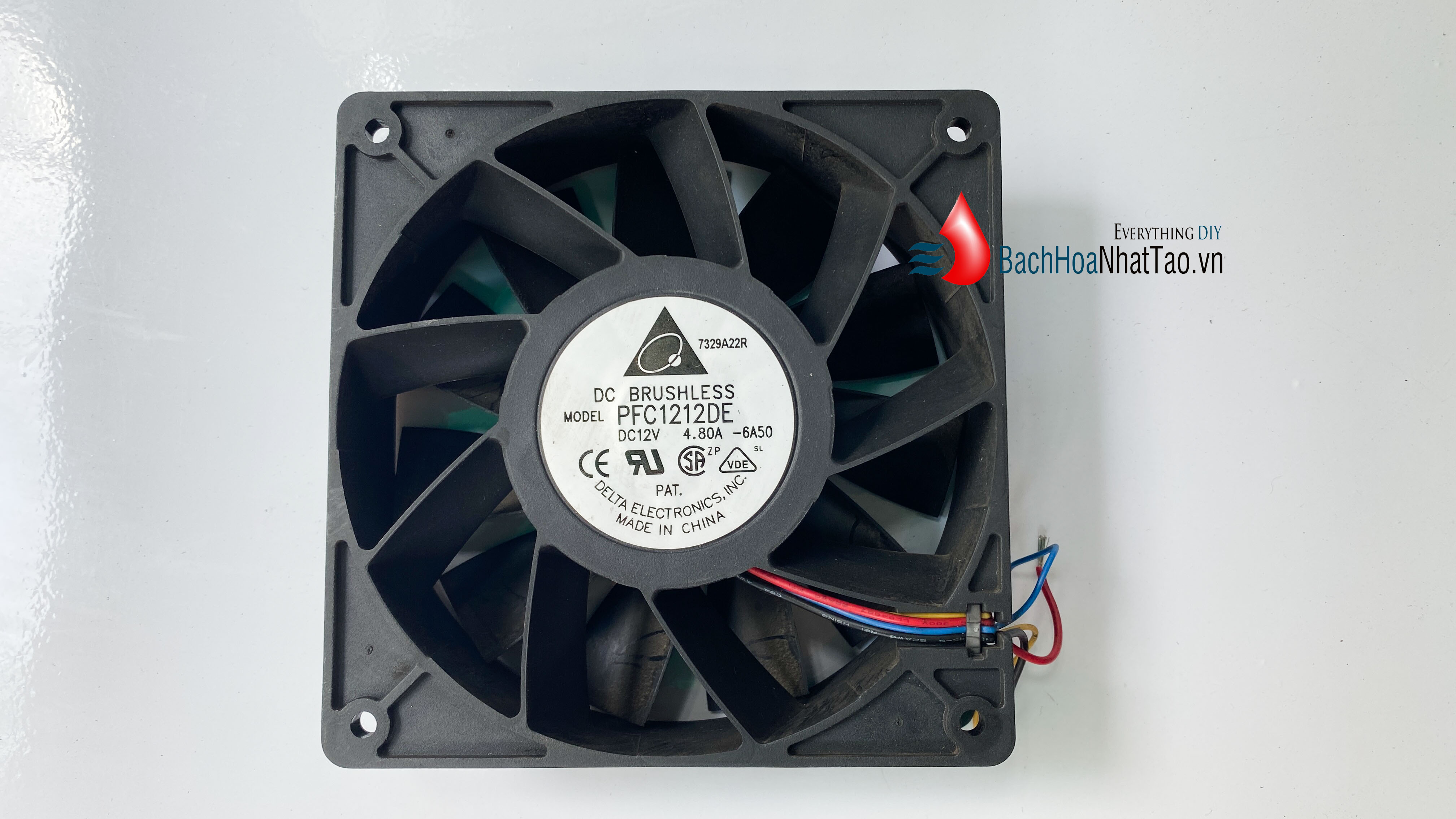 Quạt DC Brushless 12v -12 cm vuông