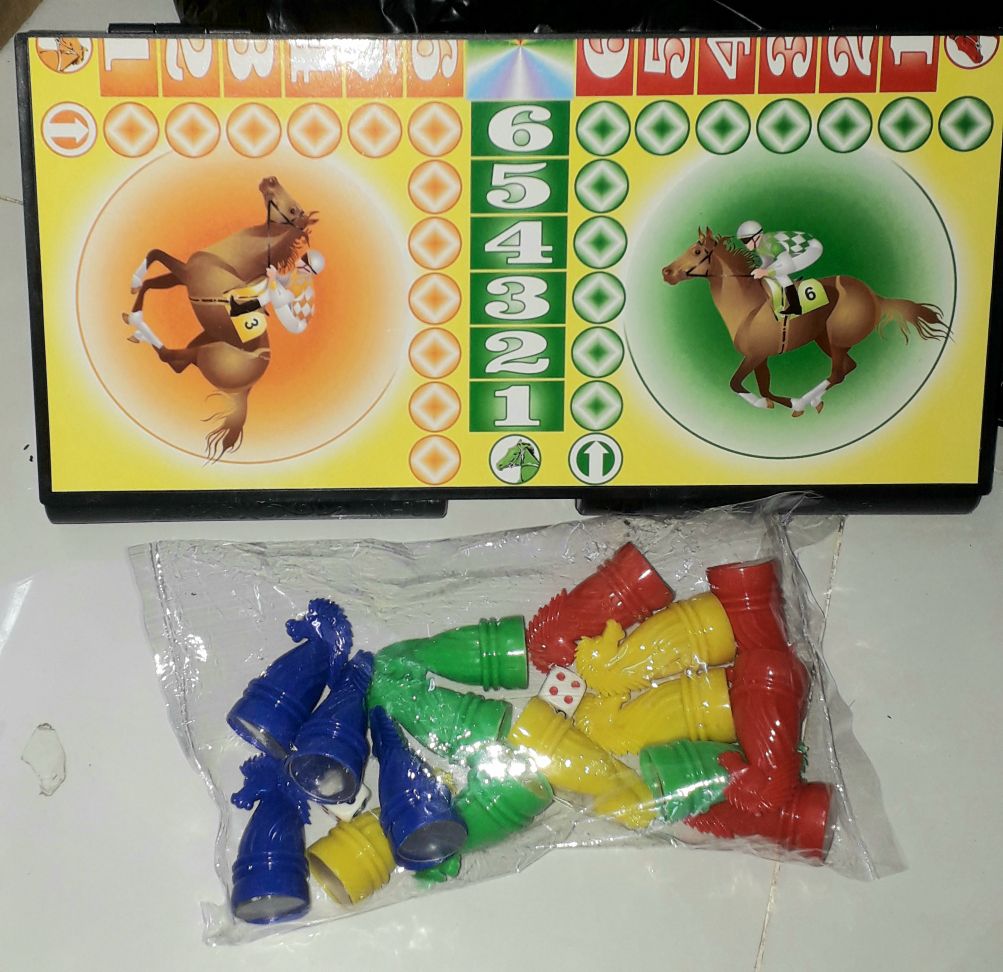 1 bộ trò chơi Đua Ngựa có bàn chơi bằng nhựa kích thước 30x30cm rất đẹp