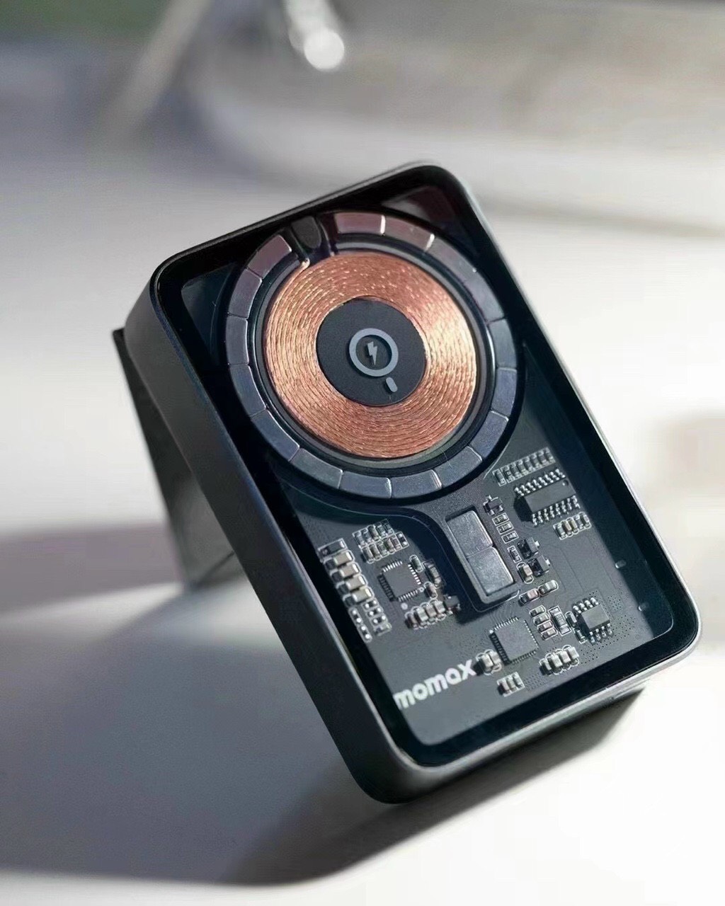 Hình ảnh Pin sạc dự phòng sạc nhanh không dây từ tính kiêm giá đỡ điện thoại Momax Q.Mag Power 10000mah