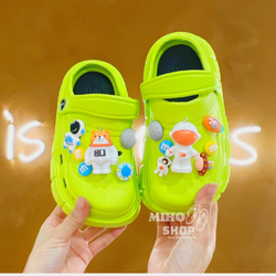 PHOM TO Dép Sục Dép Crocs Loại 1 Kèm Bộ Sticker Nổi Phi Hành Gia Siêu Đẹp Cho Mẹ Và Bé