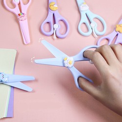 Kéo thủ công lưỡi nhựa an toàn cho bé đính charm thỏ tinh nghịch và các bạn dễ thương tiện lợi KNHUA11