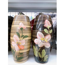LỌ HOA TÀI LỘC THẤP 89k / lọ Đặc điểm nổi bật  Gốm  Sứ cao cấp, tráng men lạnh trong ngoài, vẽ họa tiết thủ công.Tất cả các góc cạnh của bình, lọ đều không có vết  sứt , mẻ, đóng gói cực kì cẩn thận để đến tay mọi người đảm bảo