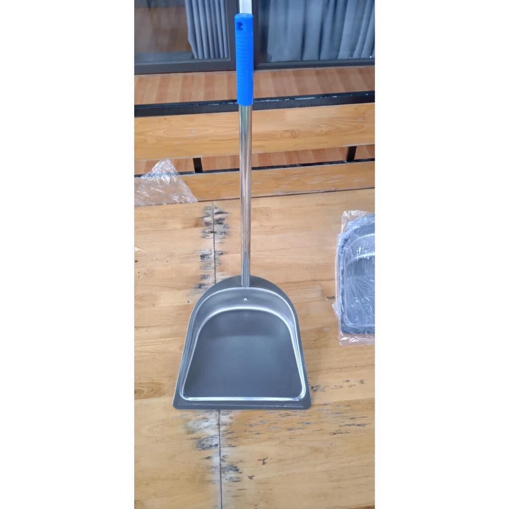 KI HỐT RÁC INOX 50k / cái- Ky hốt rác được thiết kế với cán là inox cao cấp,sáng bóng,chống gỉ sét.Đế hốt được làm bằng tôn dập nguyên khối nên có độ bền cao, hốt dễ dàng, tiện lợi.- Đầu cán được làm bằng nhựa có sẵn lỗ treo gọn gàng