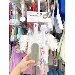 CÂY LĂN BỤI mẫu mới cập bến tại shop e rồi nha ca nhà ơi 51k/ bộ Kiểu dáng cây lăn nhỏ gọn, cách sử dụng đơn giản.- Giúp bạn dễ dàng loại bỏ các xớ vải, lông thú, bụi bẩn trên quần áo, ghế sofa, thảm lót sàn, nội thất ô tô, đồ gỗ và các bề