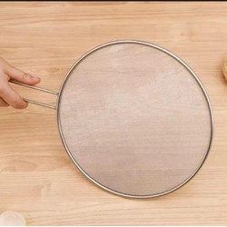 TẤM CHẮN DẦU INOX CÁN DÀI 33CM 46k/nắpNắp chắn mỡ rán đậy chảo inox size 33 phúc hợp với 90 kích thước chung các chảo- Nắp đậy được thiết kế giúp thoát hơi, không gây đọng nước.- Rán bánh chưng, rán mỡ, rán thịt, cá xào nấu