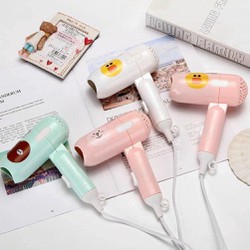 MÁY SẤY TÓC MINI LINE GẤP GỌN HÌNH THÚ 62k/ máy Máy sấy tóc mini một nút bấm có 3 công dụng: 2 mức độ sấy và 1 mức tắt Có 2 chế độ sấy: sấy mạnh dễ tạo kiểu sấy nhẹ hong tóc mau khô 2 tốc độ sấy khác nhau mát và nóng